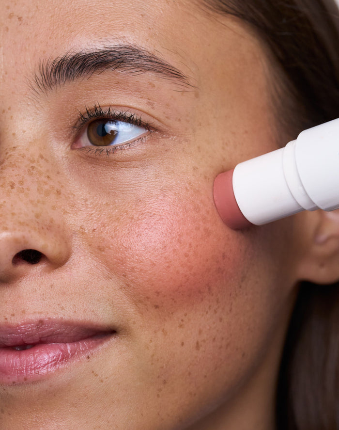 mono-stick; cheeks-blush: Natalia trägt unseren Cheeks Blush