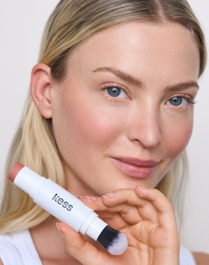 ; Emma trägt den Cheeks Blush verblendet mit der Click-In Brush