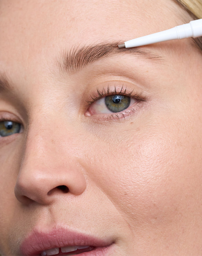 easy-brow-pencil; light-brown:  Jennifer trägt den Easy Brow Pencil in Light Brown