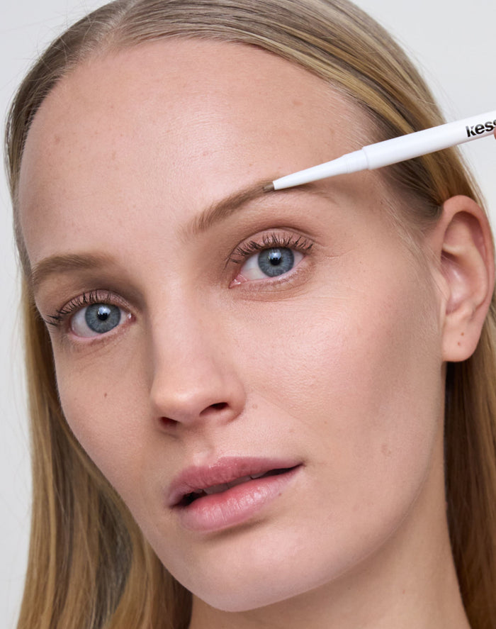 easy-brow-pencil; blonde: Leni trägt den Easy Brow Pencil in Blonde