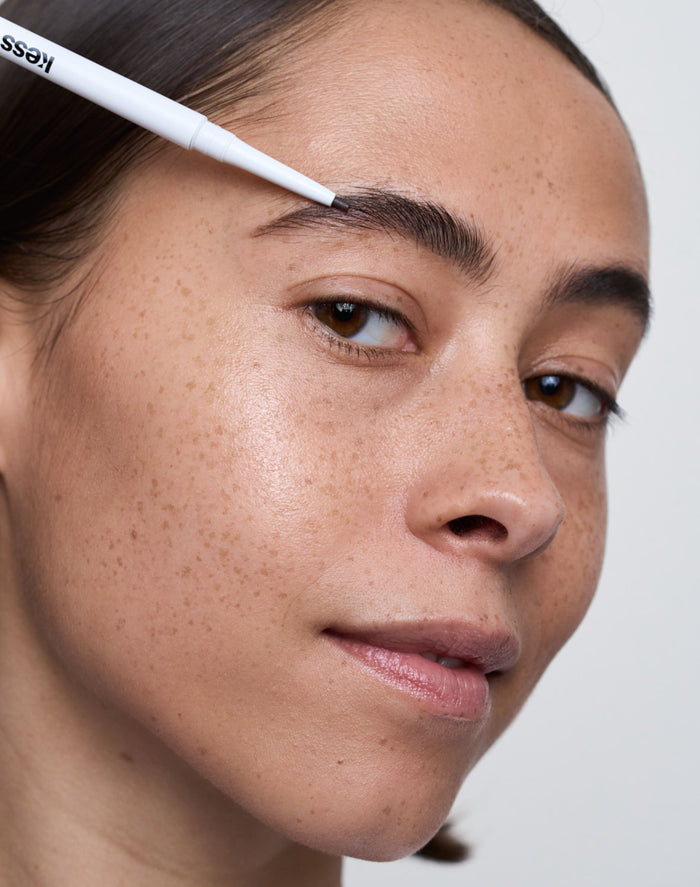 easy-brow-pencil; dark-brown: Natalia trägt den Easy Brow Pencil in Dark Brown
