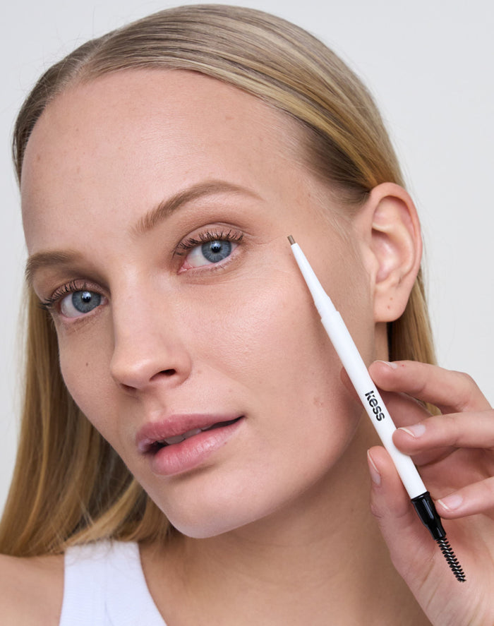 easy-brow-pencil; blonde: Leni trägt den Easy Brow Pencil in Blonde