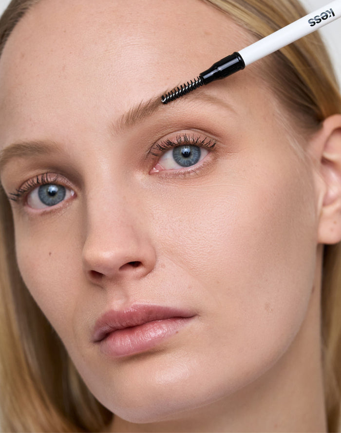 easy-brow-pencil; blonde: Leni trägt den Easy Brow Pencil in Blonde