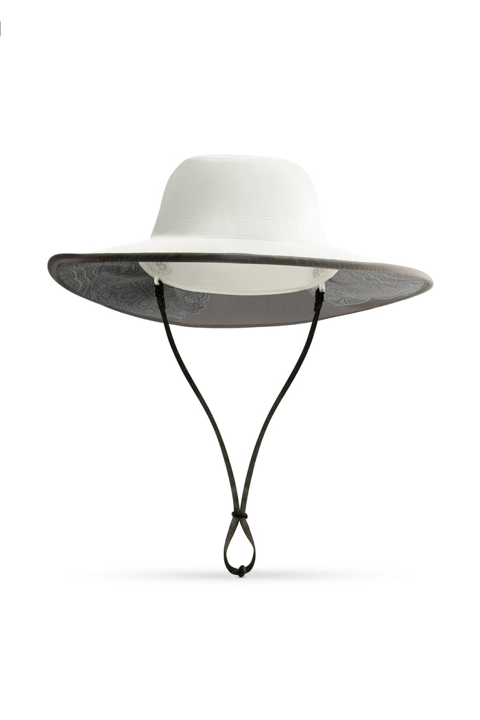 Color_White/Carbon Travel Medallion