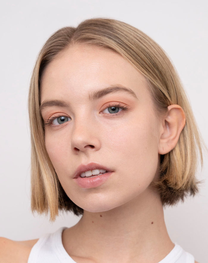 everyday-casual; Caro trägt die Farbe Biscuit im Mono-Look