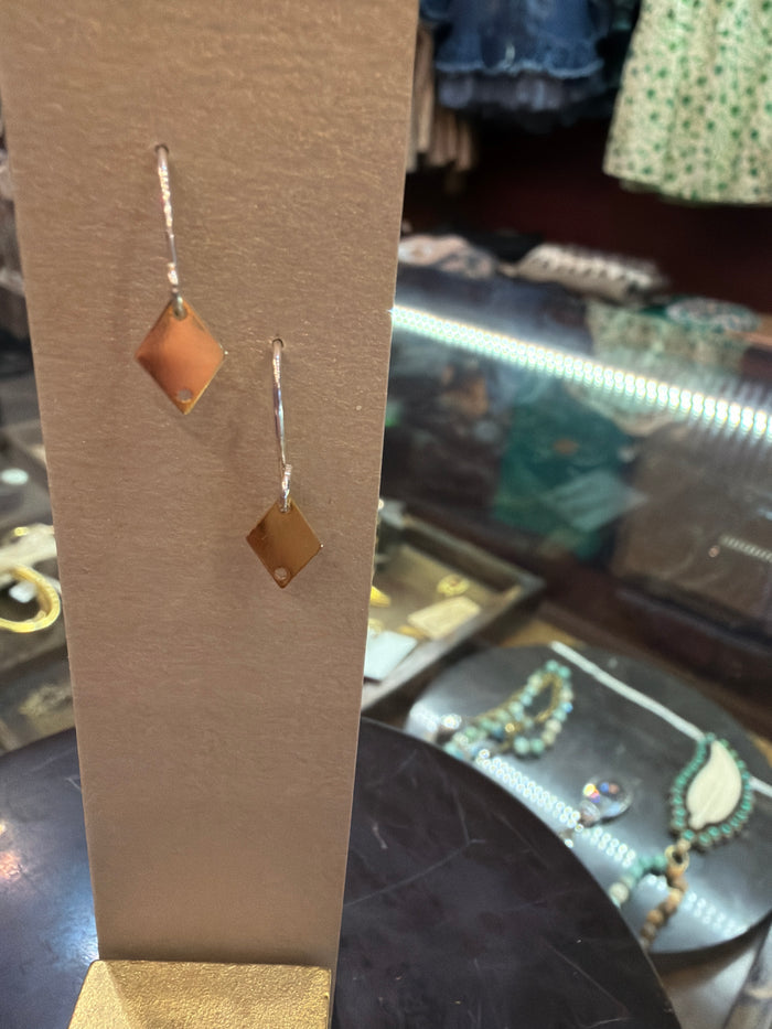 Goldust Jewelry GD chain shape earrings featuring delicate chain design and hoop style for a stylish accessory.