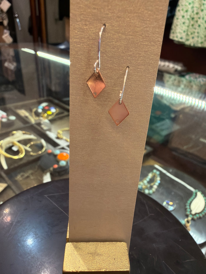 Goldust Jewelry GD chain shape earrings featuring gold-toned chain links and a stylish, modern design.