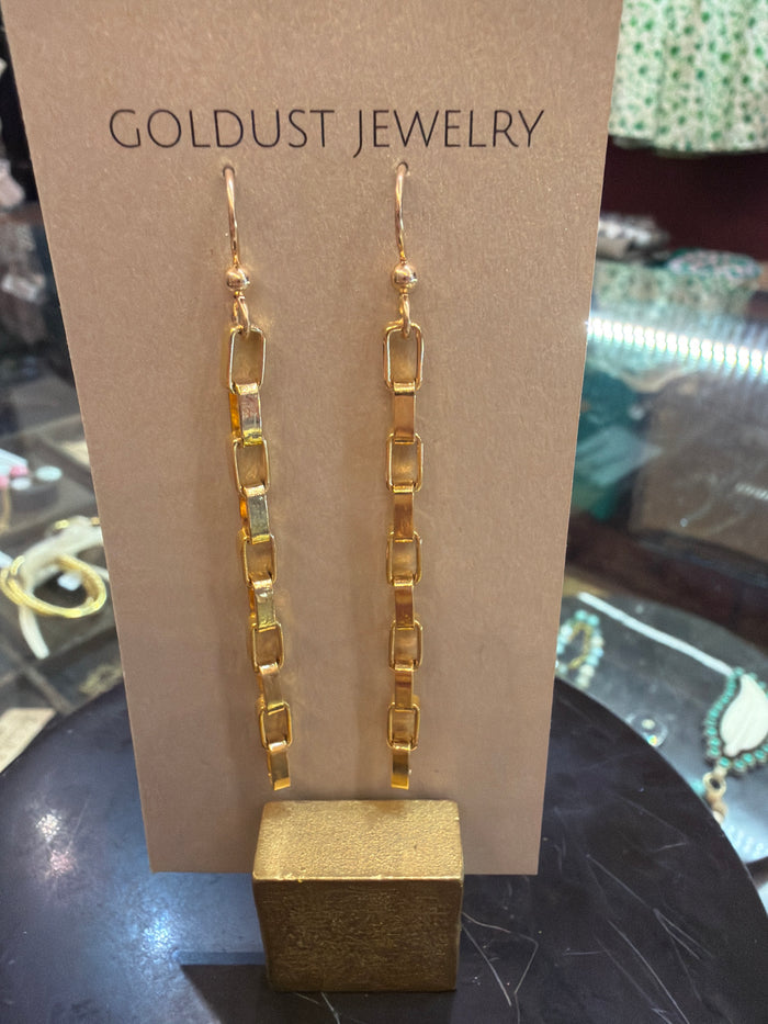 Goldust Jewelry GD chain shape earrings featuring sleek, interconnected chain links in a stylish earring design.