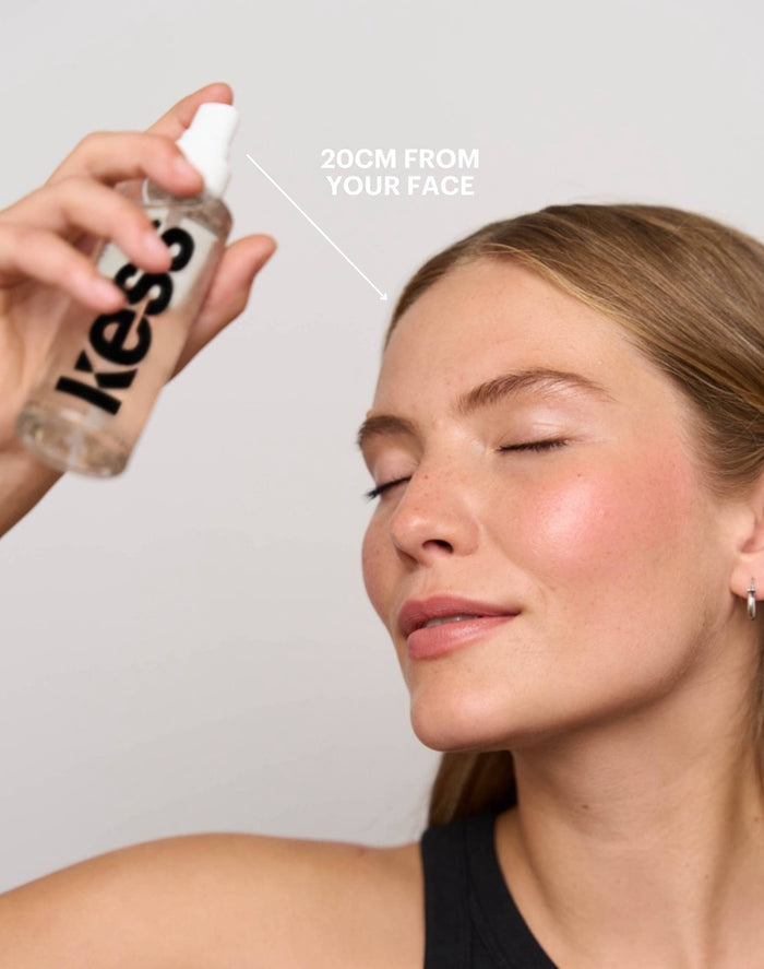 ; Sprühe das Setting Spray mit ca. 20cm Entfernung auf dein Gesicht