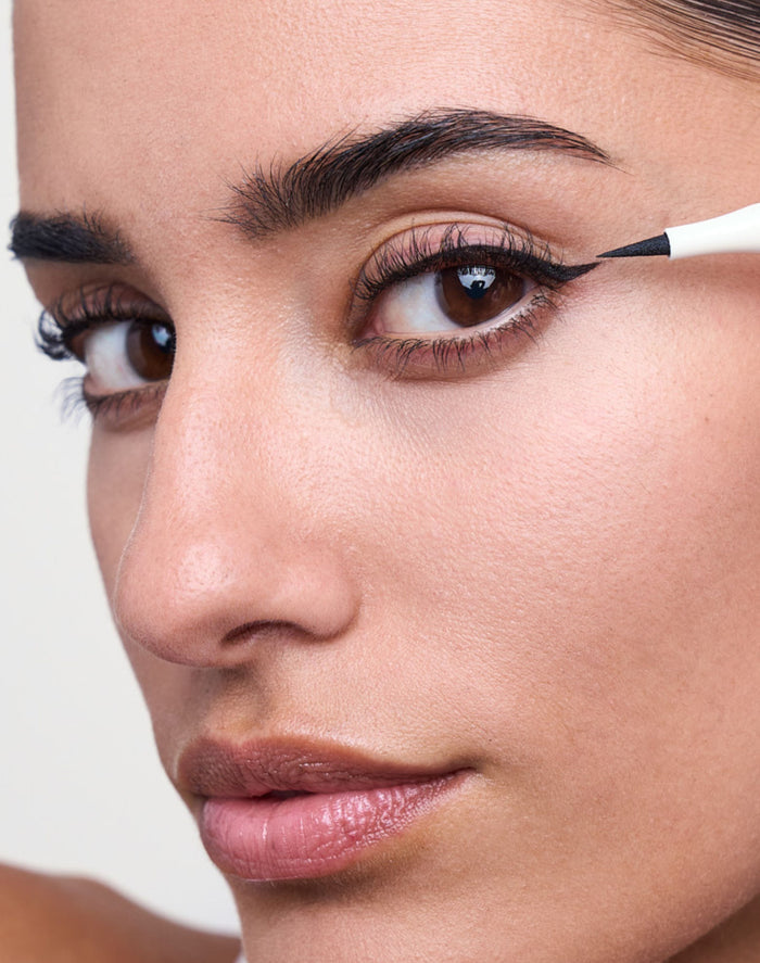 liquid-eyeliner; deep black: Naomi trägt den Deep Black Eyeliner