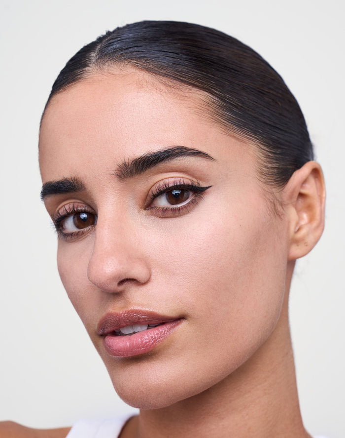 liquid-eyeliner; deep black: Naomi trägt den Deep Black Eyeliner