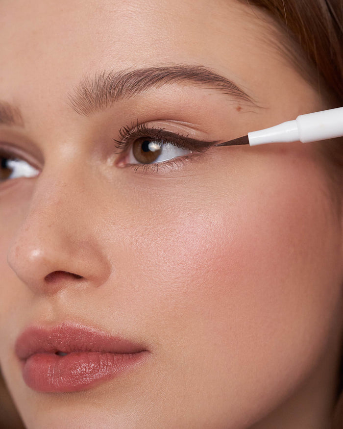 liquid-eyeliner; soft brown: Lena trägt den Soft Brown Eyeliner