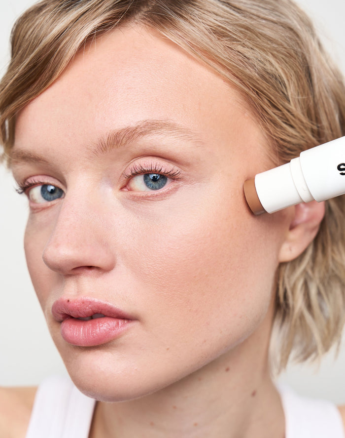 duo-stick; light-bronzer: Jessica trägt den Cream Bronzer in Light