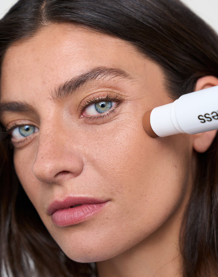 duo-stick; medium-bronzer: Melina trägt den Cream Bronzer in Medium