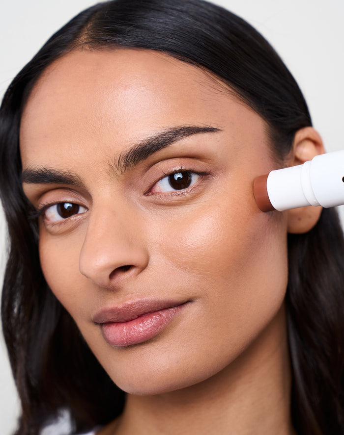 duo-stick; tan-bronzer: Melanie trägt den Cream Bronzer in Tan