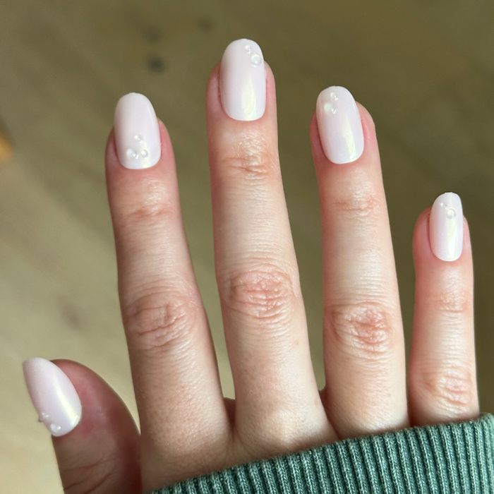 Pink Bubble Pearlescent - Press-On | Short | Round nails with iridescent pink finish and subtle bubble accents on natural hand
