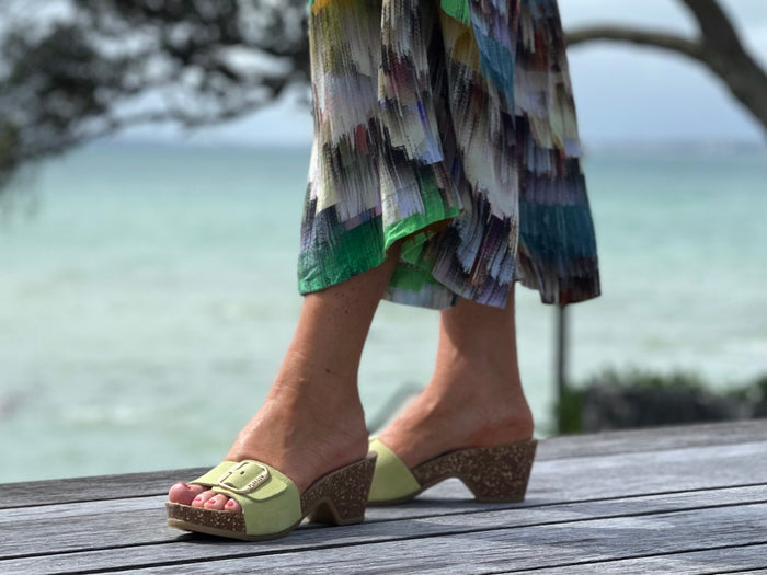 Plakton Raeka available in 2 colours