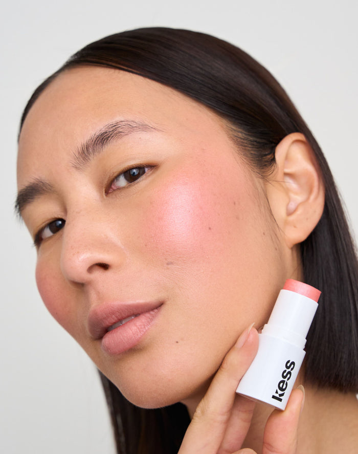 mono-stick; rosy glow blush: Ahn trägt den Glowy Blush in Rosy Glow