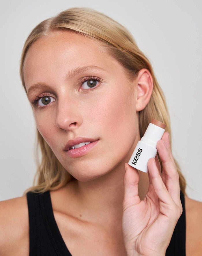 mono-stick; tan-blush: Johanna trägt die Farbe Tan