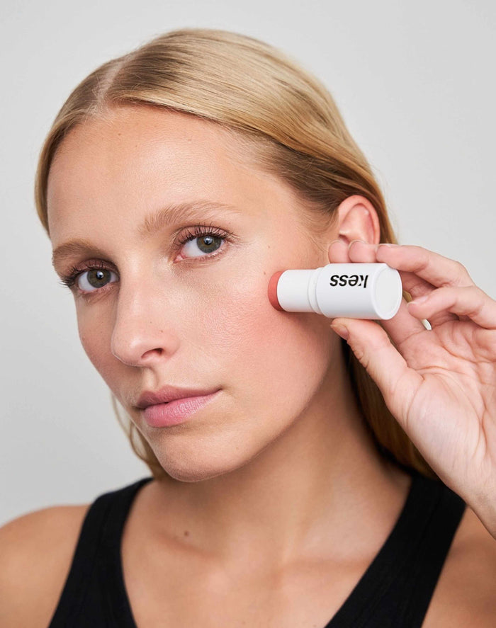 mono-stick; coral-blush: Johanna trägt die Farbe Coral