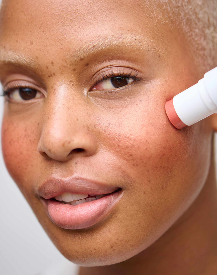 mono-stick; terracotta-blush: Una trägt die Farbe Terracotta