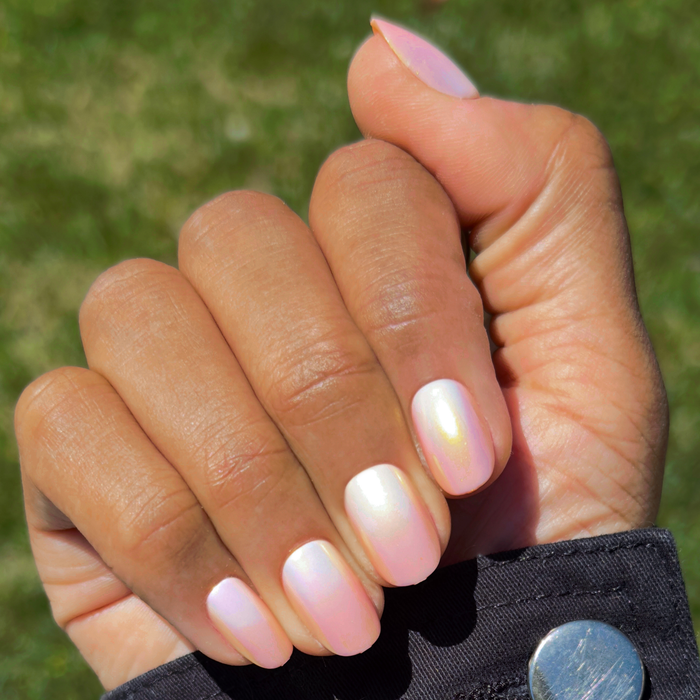 Sunset Gradient - Press-On | Short | Round with pearly peach and golden shimmer short round false nails for easy mani