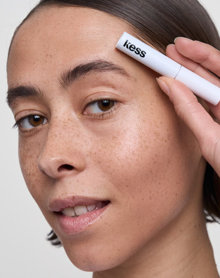 fluffy-brow-filler; dark-brown: Natalia trägt den Fluffy Brow Filler in Dark Brown
