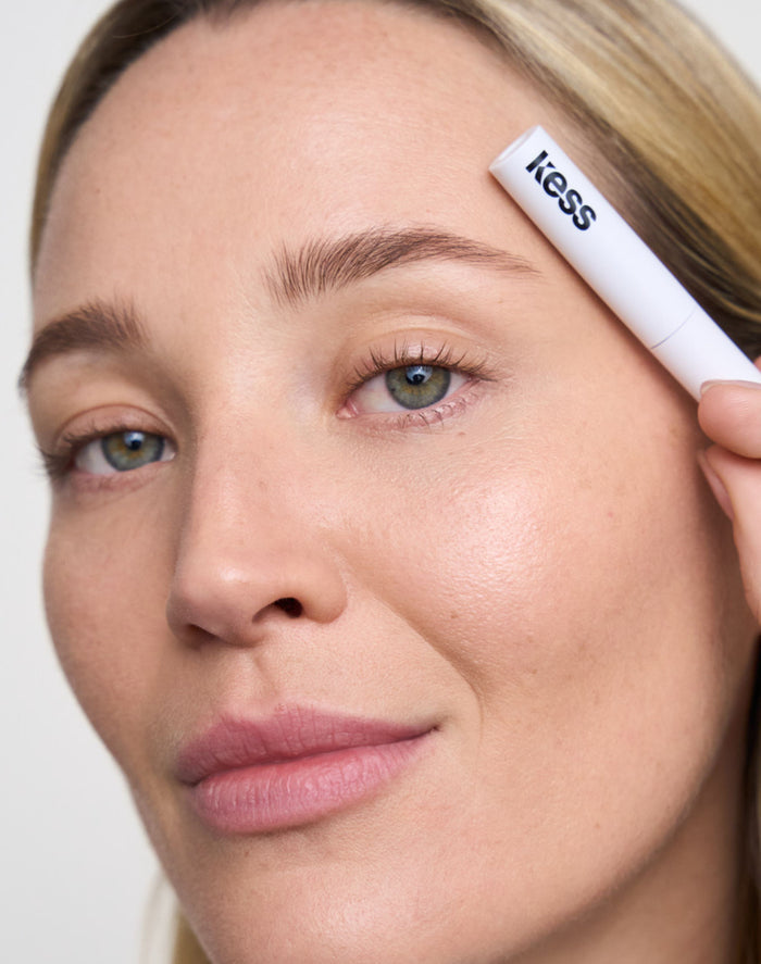 fluffy-brow-filler; light-brown: Jennifer trägt den Fluffy Brow Filler in Light Brown