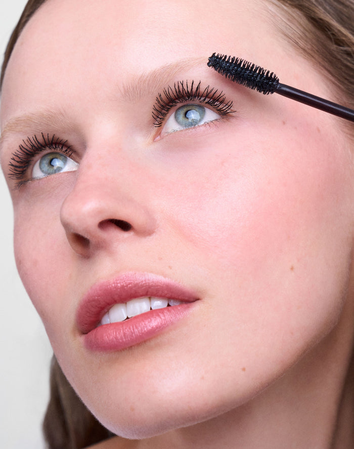 volumising-night-mascara; midnight-black: Alba trägt die Volumising Night Mascara