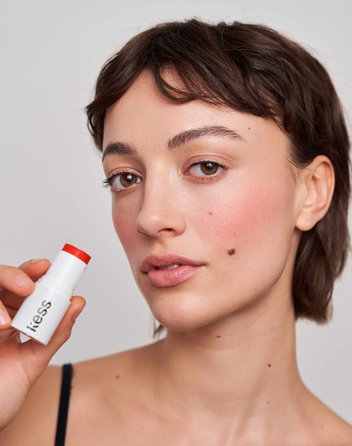 mono-stick; flirt-blush: Mariia trägt den Mono Stick in Flirt